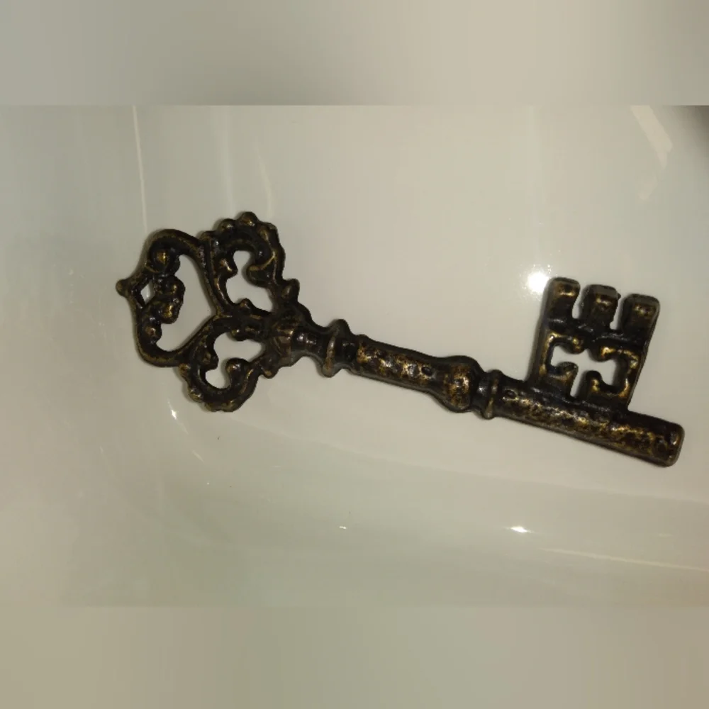 Antique-Style Bronze Key Wall Decor
